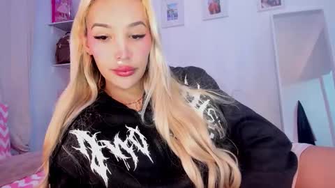 Snapshot of _viioletweekend_ chatting on 03.16.26 online show from 03.16.26