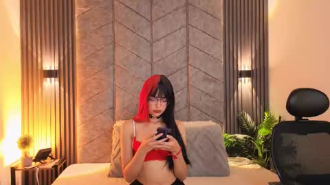 Snapshot of _viollettenoir_ chatting on 11.15.25 online show from 11.15.25