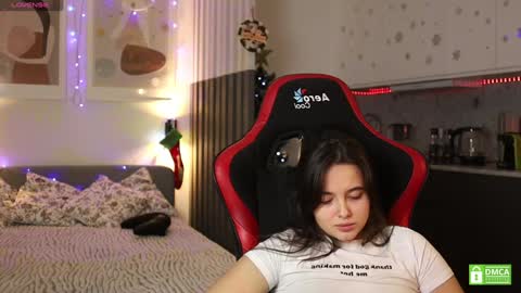 Snapshot of _whoareu_ chatting on 12.21.24 Kristina online show from 12.21.24