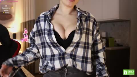 Snapshot of _whoareu_ chatting on 01.11.25 Kristina online show from 01.11.25