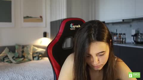 Snapshot of _whoareu_ chatting on 09.11.25 Kristina online show from 09.11.25