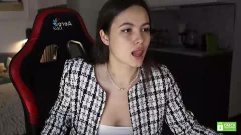 Snapshot of _whoareu_ chatting on 09.18.25 Kristina online show from 09.18.25