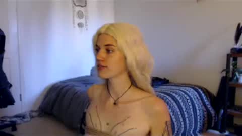 Snapshot of aaalllyyyo chatting on 01.25.25 ally online show from 01.25.25