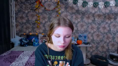 Snapshot of aalicebubble chatting on 10.28.25 Alice online show from 10.28.25