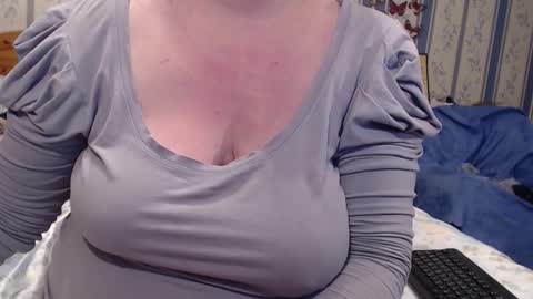 Snapshot of aamarillis chatting on 09.30.25 NINA online show from 09.30.25