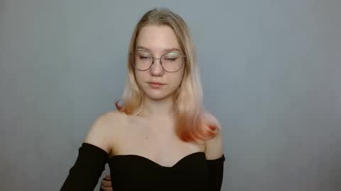 Abby Lovense is active online show from 01.14.25