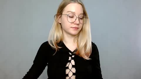 Abby Lovense is active online show from 02.18.25