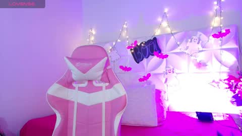 Abril  online show from 10.08.25