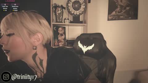 Snapshot of abril__colen chatting on 12.13.24 April online show from 12.13.24