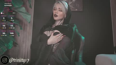 Snapshot of abril__colen chatting on 12.29.24 April online show from 12.29.24