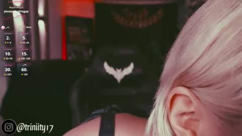 Snapshot of abril__colen chatting on 09.24.25 April online show from 09.24.25