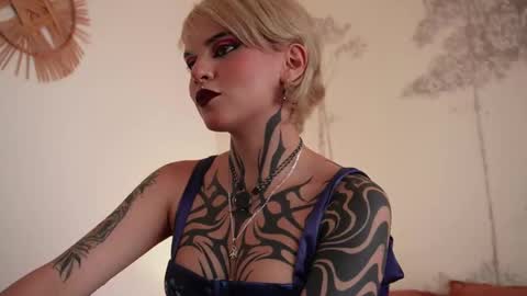 Snapshot of abril__colen chatting on 10.12.25 April online show from 10.12.25