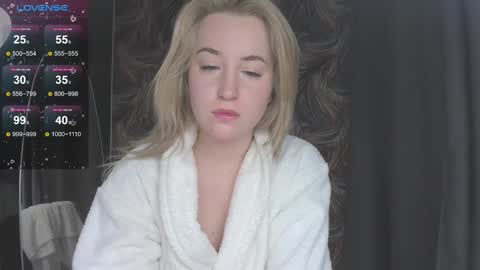 Snapshot of acid_juice chatting on 12.08.24 Anna FANSLY yesacid online show from 12.08.24