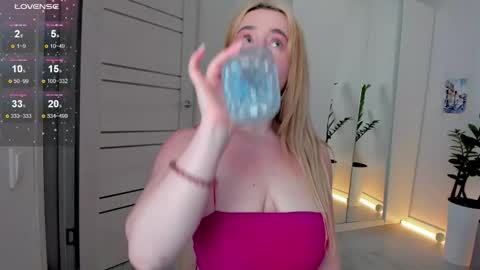 Snapshot of acid_juice chatting on 10.12.25 Anna FANSLY yesacid online show from 10.12.25