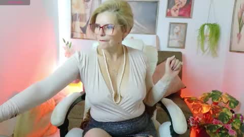 Snapshot of adeellee_ chatting on 11.30.25 adeellee online show from 11.30.25