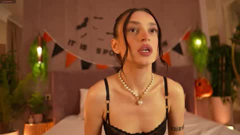 adoracortes online show from 10.28.25