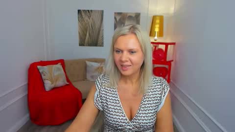 Snapshot of agathaklouin chatting on 02.10.26 Agatha online show from 02.10.26