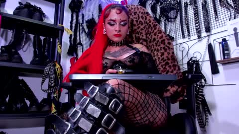 Snapshot of agathamoonn chatting on 01.22.25 Agatha Fox online show from 01.22.25