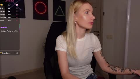 Agelina Lilly Laura online show from 03.12.25