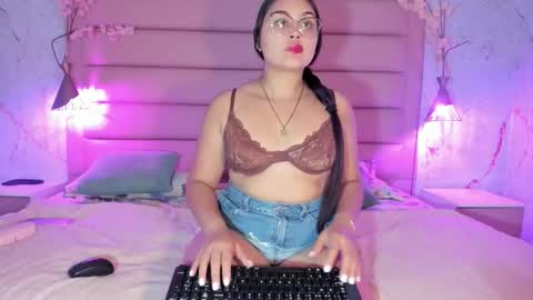 Snapshot of agnesrocuzzo chatting on 11.25.25 agnesrocuzzo online show from 11.25.25