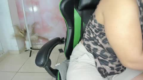 Snapshot of aida_rose chatting on 04.22.26 karoline online show from 04.22.26
