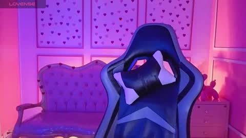 Snapshot of ailen_t_ chatting on 10.04.25 ailen online show from 10.04.25