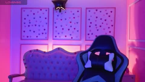 Snapshot of ailen_t_ chatting on 10.18.25 ailen online show from 10.18.25