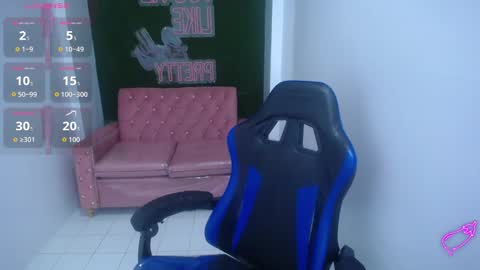 Snapshot of ailen_t_ chatting on 10.24.25 ailen online show from 10.24.25