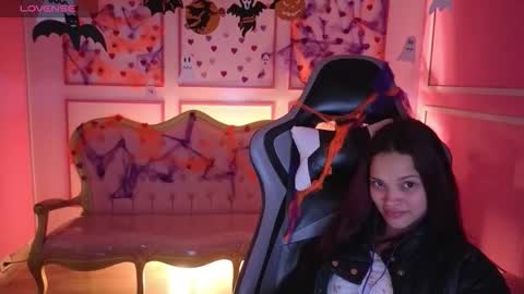 Snapshot of ailen_t_ chatting on 10.27.25 ailen online show from 10.27.25