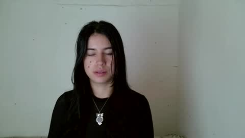 Snapshot of aine_ileana chatting on 05.04.26 J online show from 05.04.26