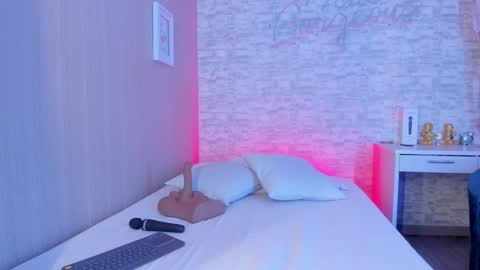 Snapshot of aisha_h chatting on 02.22.25 Aisha online show from 02.22.25