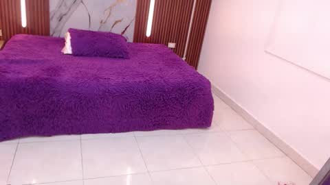 Snapshot of aixa_shaw chatting on 09.11.25 AIXA online show from 09.11.25