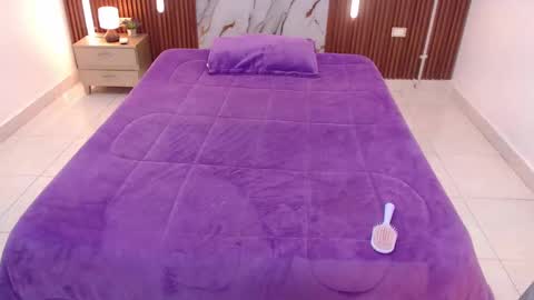 Snapshot of aixa_shaw chatting on 10.02.25 AIXA online show from 10.02.25