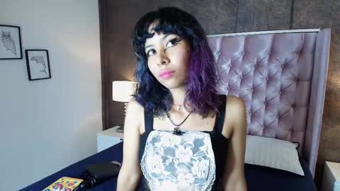 A K A N E  U W U online show from 02.18.25