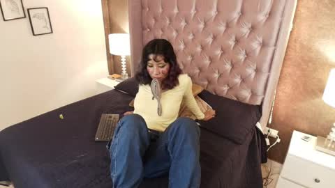 A K A N E  U W U online show from 02.25.25