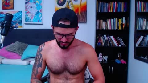 Snapshot of akiles_r chatting on 03.05.25 akiles online show from 03.05.25