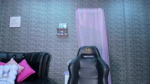 Snapshot of akimmidoll chatting on 11.08.25 Akimmidoll GMT-5 0630 -1330 online show from 11.08.25