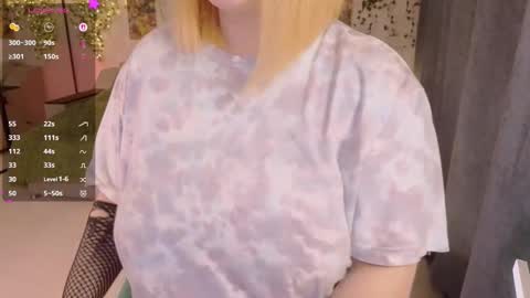 Snapshot of akinohana chatting on 10.26.25 Aki online show from 10.26.25