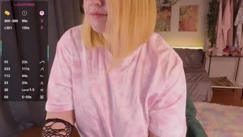 Snapshot of akinohana chatting on 11.21.25 Aki online show from 11.21.25