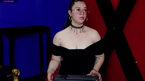 Snapshot of alaiia___ chatting on 11.26.25 Alaiia online show from 11.26.25