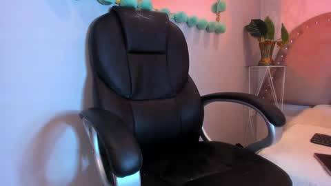 Snapshot of alanna_blaze chatting on 10.17.25 alanna_blaze online show from 10.17.25