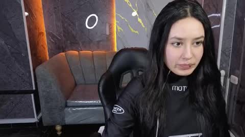 Snapshot of aleja05_b chatting on 10.23.25 aleja online show from 10.23.25