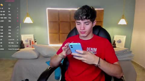 Snapshot of alejootwink chatting on 10.04.25 ALejoo Saenz online show from 10.04.25