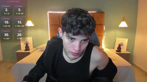 Snapshot of alejootwink chatting on 11.04.25 ALejoo Saenz online show from 11.04.25