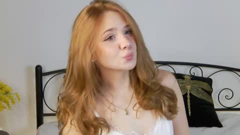 Snapshot of alessamay chatting on 04.15.26 alessamay online show from 04.15.26