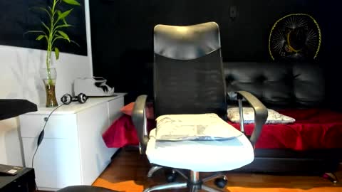 Snapshot of alessandro__wye chatting on 10.24.25 ALESSANDRO WYE online show from 10.24.25