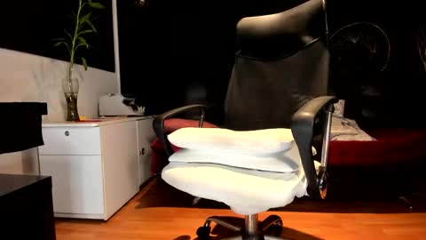 Snapshot of alessandro__wye chatting on 11.04.25 ALESSANDRO WYE online show from 11.04.25