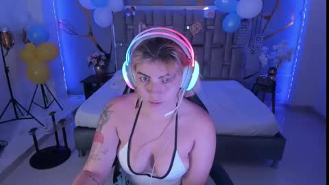 Snapshot of alessiadouce chatting on 09.30.25 Alessia online show from 09.30.25