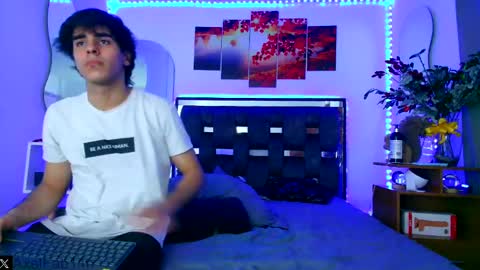 Snapshot of alex_and_fabian chatting on 12.20.24 sneider online show from 12.20.24