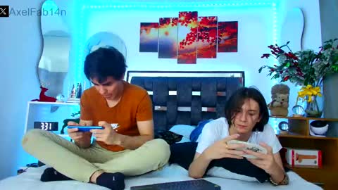 Snapshot of alex_and_fabian chatting on 01.14.25 sneider online show from 01.14.25